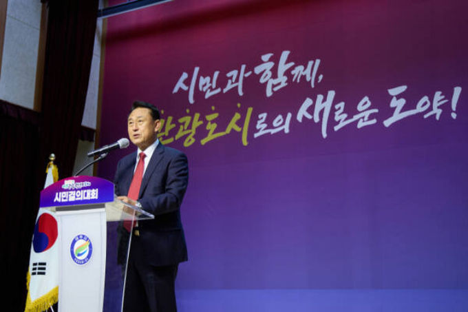 이충우 여주시장이 지난 3일 여주여성회관 대공연장에서 열린 ‘2025 여주 관광 원년의 해’ 선포식에서 인사말을 하고 있다. /사진제공=여주시 