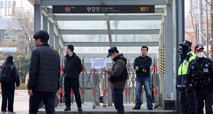 윤석열 대통령 탄핵 선고로 무정차 통과 및 전면 폐쇄됐던 6호선 한강진역이 정상 운행을 시작했다. 사진은 이날 윤석열 대통령의 탄핵 심판 선고일인 4일 서울 용산구 한강진역이 무정차 통과를 실시하며 출입이 통제된 모습. /사진=뉴1