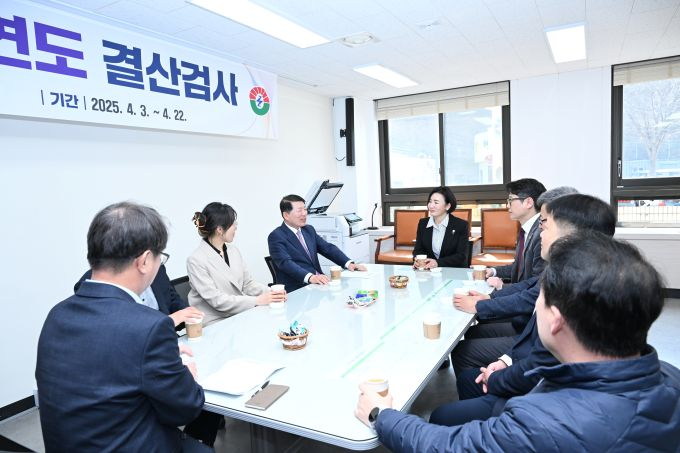 백경현 구리시장(왼쪽으로부터 3번째)이 지난 3일 2024회계연도 통합결산 검사장을 방문해 결산위원들과 간담회를 갖고 있다. /사진제공=구리시
