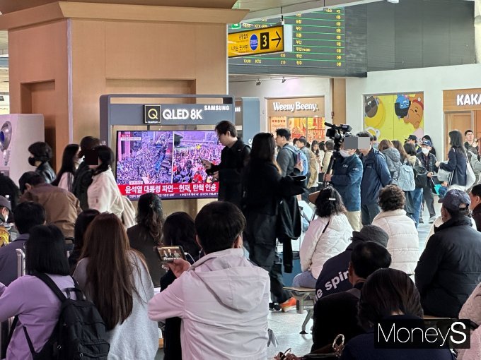 4일 오전 11시30분 서울 중구 서울역 대합실 시민들이 윤석열 대통령 탄핵심판 선고 TV생중계를 지켜보고 있다. /사진=장동규 기자