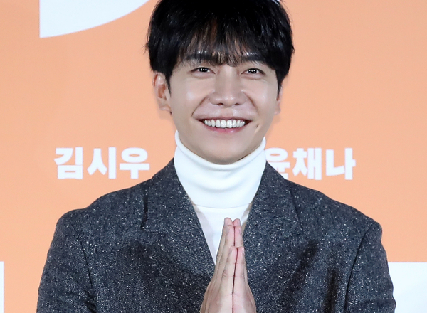 후크엔터테인먼트가 가수 겸 배우 이승기에게 광고 활동 정산금을 실제보다 많이 지급해 돌려받아야 한다며 제기한 소송 1심에서 일부 패소했다. 사진은 가수 겸 배우 이승기가 행사에 참석한 모습. /사진=뉴스1
