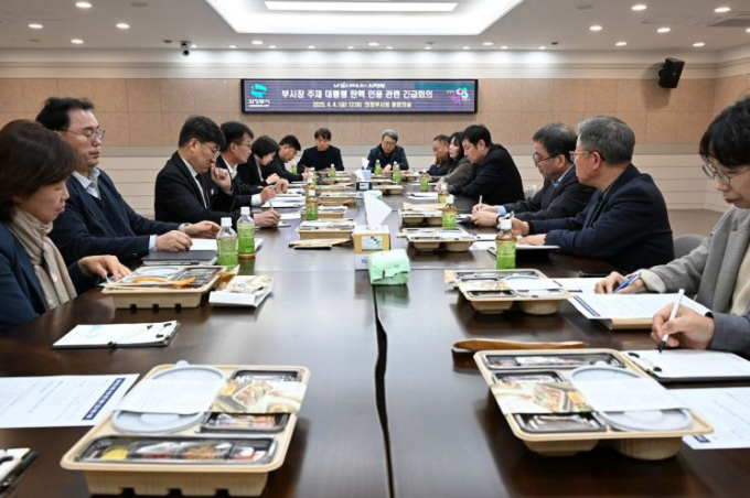 박성남 부시장이 4일 대통령 탄핵인용과 관련한 긴급대책회의를 진행하고 있다. /사진제공=의정부시 