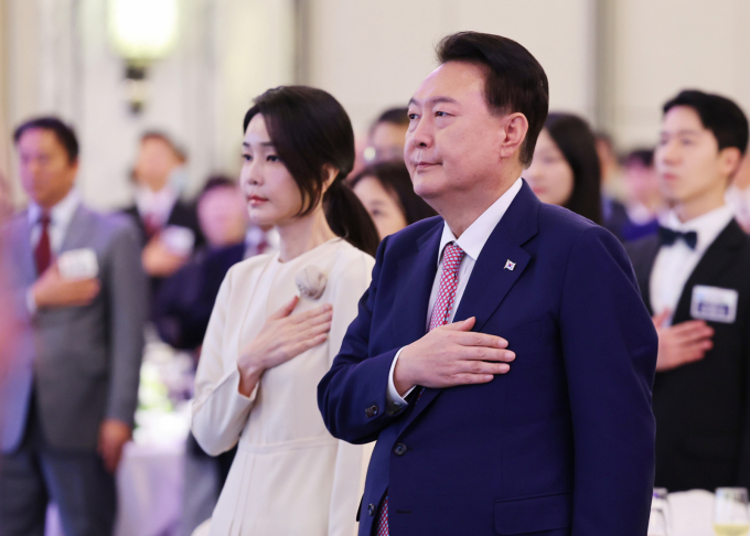  김건희 여사 관련 사법 리스크가 부상하고 있다. 사진은 지난해 10월 싱가포르 동포 초청 오찬 간담회에 참석한 윤석열 전 대통령(왼쪽)과 부인 김건희 여사의 모습. /사진=뉴시스