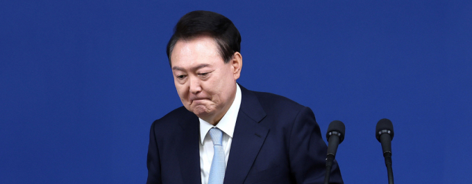 윤석열 전 대통령이 4일 파면된 가운데 일자리·저출산 테마주가 상승세다. 사진은 윤석열 대통령이 지난해 8월29일 서울 용산 대통령실청사 브리핑룸에서 국정브리핑 및 기자회견을 마치고 퇴장하는 모습. /사진=뉴스1