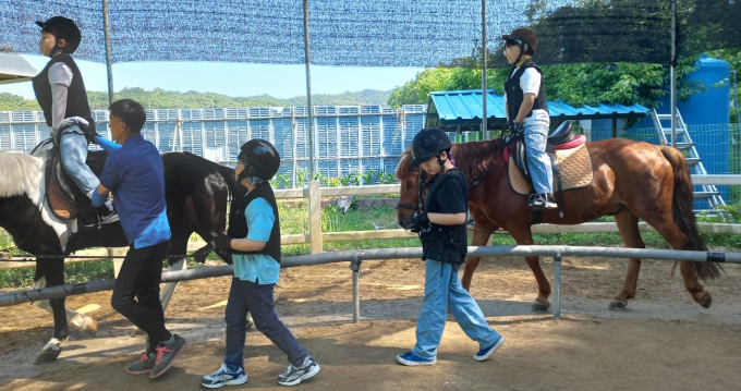 과천 지역 초중고 학생과 학교 밖 청소년을 대상으로 진행한 학생 승마체험. /사진제공=과천시