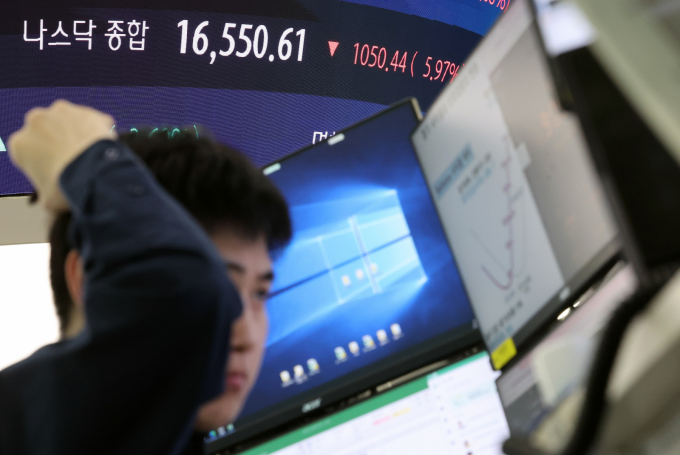 4일 오전 서울 중구 하나은행 본점 딜링룸에 시황이 표시되고 있다./사진=뉴스1 