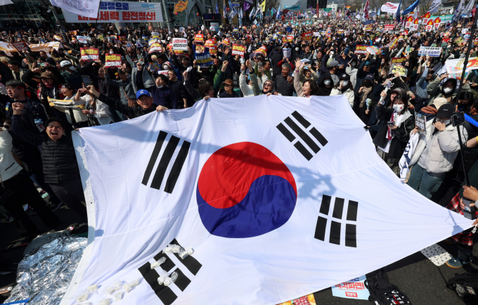 윤석열 대통령  탄핵심판 선고일인 4일 오전 서울 종로구 안국역 인근에서 열린 탄핵 촉구 집회 참가자들이 탄핵이 인용되자 기뻐하고 있다. / 사진=뉴스1 김명섭 기자 