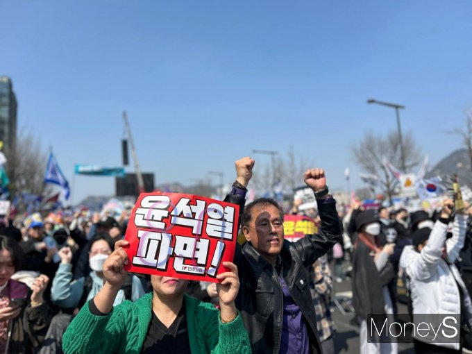 헌재 선고 당일, 외신들은 거리 상황과 시민 반응에도 깊은 관심을 보였는데 BBC는 "헌재 앞 광장엔 윤 대통령 지지자와 반대자가 함께 모였고 선고 직후에는 슬픔과 환희의 눈물이 엇갈렸다"고 보도했다.사진은 이날 헌재가 윤석열 전 대통령의 파면을 결정하자 시민들이 환호하는 모습. /사진=김성아 기자