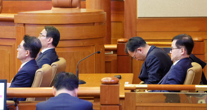 사진은 헌재 선고를 듣고 있는 윤 전 대통령 대리인단. /사진=뉴스1