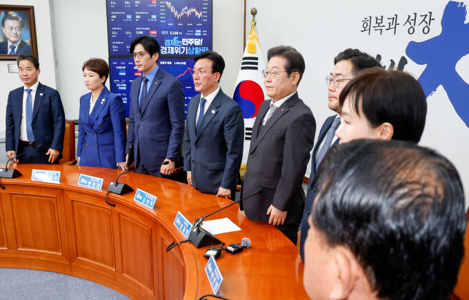 헌법재판소의 탄핵 인용으로 대통령직에서 물러난 윤석열 전 대통령이 "대한민국을 위해 일할 수 있어서 영광이었다"고 밝히자 더불어민주당은 "파면된 내란 수괴가 할 말은 아니다"라고 꼬집었다. 사진은 이재명 더불어민주당 대표(오른쪽 4번쨰)가 4일 서울 여의도 국회에서 헌법재판소의 윤석열 대통령 파면 결정에 대한 입장을 밝히고 있는 모습. /사진=뉴스1