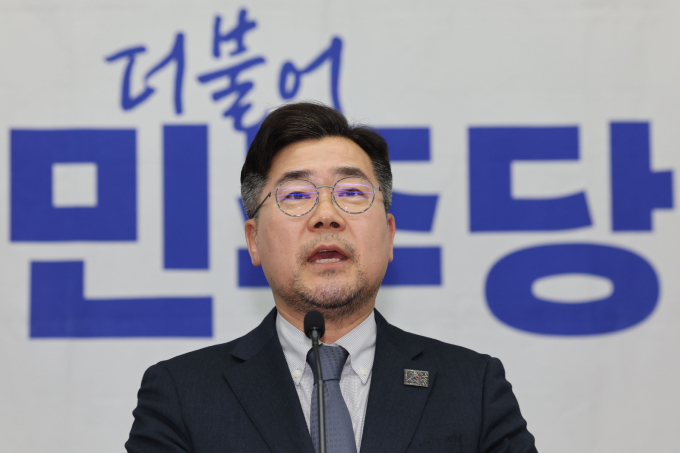 박찬대 더불어민주당 원내대표가 4일 의원총회에서 윤석열 전 대통령 파면과 관련해 발언했다. 사진은 의원총회 참석한 박 원내대표. /사진=뉴시스