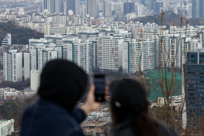 윤석열 전 대통령의 파면이 결정되며 부동산 정책 향방에도 관심이 집중된다. 사진은 서울 남산에서 바라본 아파트 단지. /사진=뉴시스