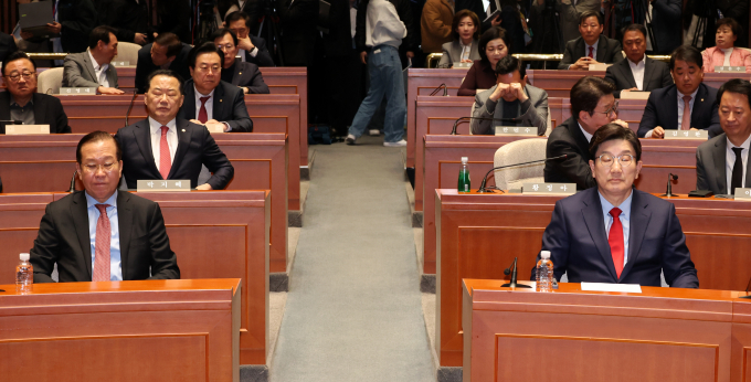 헌법재판소가 4일 윤석열 전 대통령의 파면을 재판관 8명 전원 일치로 결정한 가운데 당시 대심판정에 참석한 국민의힘 의원들의 반응이 전해졌다. 사진은 권영세(앞줄 왼쪽부터) 국민의힘 비상대책위원장과 권성동 원내대표가 윤석열 전 대통령이 파면된 4일 서울 여의도 국회에서 열린 의원총회에 참석해 자리한 모습. /사진=뉴시스