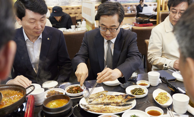 김동연 경기도지사가 4일 도청 간부들과 수원 팔달구 한 생선구이집을 찾아 점심식사를 하고 있다. /사진제공=경기도