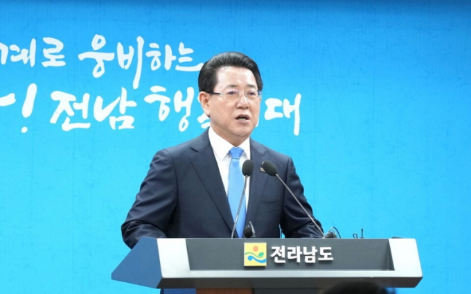 김영록 전라남도지사가 4일 오전 도청 브리핑룸에서 ‘윤석열 대통령 탄핵 인용’에 따른 대도민 담화문을 발표하고 있다./사진=전남도