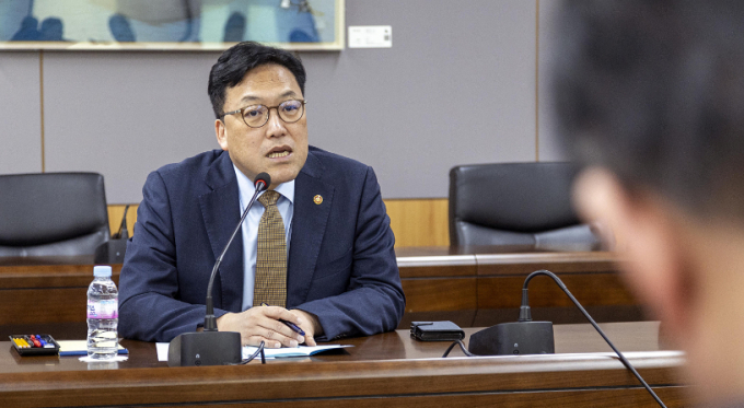 김병환 금융위원장이 4일 오후 서울 종로구 정부서울청사에서 상호관세 부과조치, 헌법재판소의 탄핵심판 선고 등에 따른 금융시장 변동성 관련해서 직원들에게 당부사항을 전하고 있다./사진=뉴스1