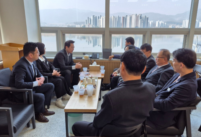 군의회는 지난 2월 21일 결산검사 위원으로 송진욱 의원을 대표위원(테이블 3번째)으로, 지민희 의원을 포함한 7명의 위원을 선임하고 4일부터 오는 23일까지 총 20일간 2024 회계연도 결산검사를 실시 한다. 사진은 결산검사 위원. /사진제공=양평군의회