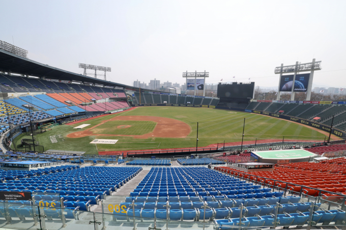 KBO가 오는 11~13일 창원NC파크에서 진행 예정이었던 NC다이노스와 롯데자이언츠의 경기 장소를 부산 사직구장으로 변경했다. 사진은 지난 1일 경기가 취소된 서울 송파구 잠실야구장의 모습. /사진=뉴스1 