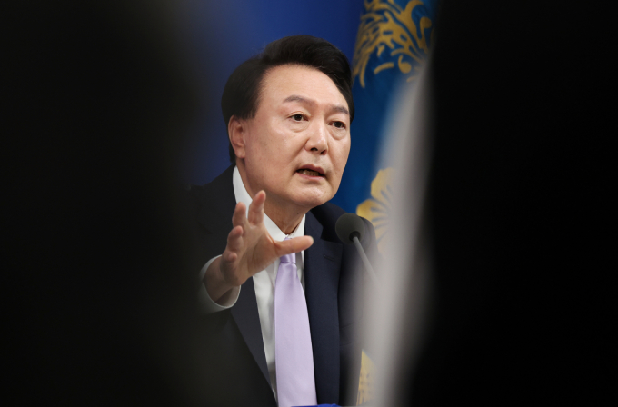 윤석열 전 대통령이 국민과 지도자들에 대한 고마움과 여당의 대선 준비를 응원했다. 사진은 지난해 11월7일 서울 용산 대통령실 청사 브리핑실에서 열린 대국민담화를 진행 중인 윤석열 전 대통령의 모습. /사진=뉴스1