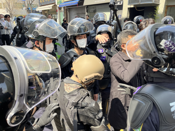 경찰이 윤석열 전 대통령에 대한 탄핵심판 결과를 듣고 격분해 경찰버스를 부순 혐의를 받는 남성에 대한 구속영장 신청을 검토한다. 사진은 4일 오전 11시30분쯤 서울 종로구 안국역 5번 출구 인근 수운회관 앞에서 경찰버스 창문을 부순 남성이 경찰에 체포되는 모습. /사진=뉴스1