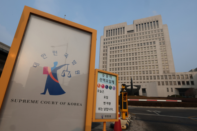 코인예치서비스업체 대표를 재판장에서 흉기로 찌른 50대 남성이 1심에서 징역 5년을 선고 받았다.  사진은 내용과 관련 없음. /사진=뉴스1