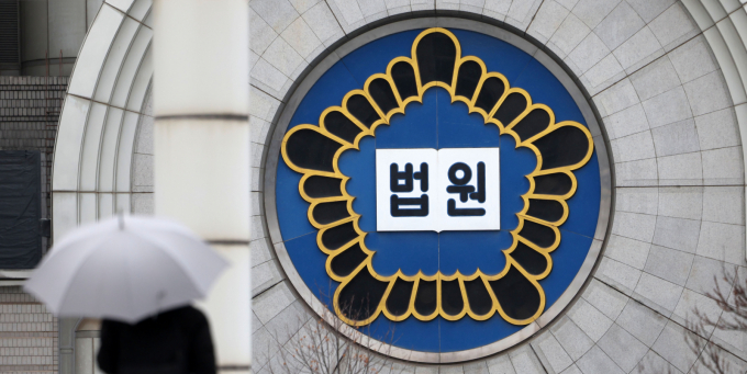 윤석열 전 대통령 파면 선고날 곤봉으로 경찰버스 유리창을 깬 남성이 구속 여부가 결정된다. 사진은  서울중앙지법의 모습. /사진=뉴시스