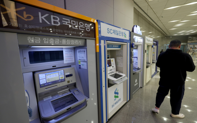 삼성월렛 앱으로 ATM입출금과 QR결제, 거스름돈 적립 등이 가능해진다. 사진은 시중은행 ATM. /사진=뉴시스