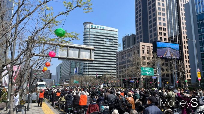서울 광화문 광장에서 윤석열 전 대통령 파면에 불만을 품은 남성이 자해 소동을 벌였다. 사진은 기사 본문과는 무관한 6일 오전 서울 덕수궁 앞 도로의 모습. /사진=한세진 기자