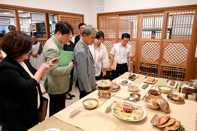 여주시 농산업 공동브랜드 활성화센터가 여주를 대표할 '제2호 음식 명인'을 선정 작업을 하고 있다. /사진제공=여주시
