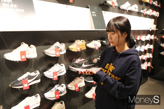 롯데백화점 광주점은 러닝의 계절을 맞아 나이키 매장 등에서는 특별할인가를 적용해주는 '러너스 위크' 행사를 진행한다/사진=롯데백화점 홍보 3팀 제공.
