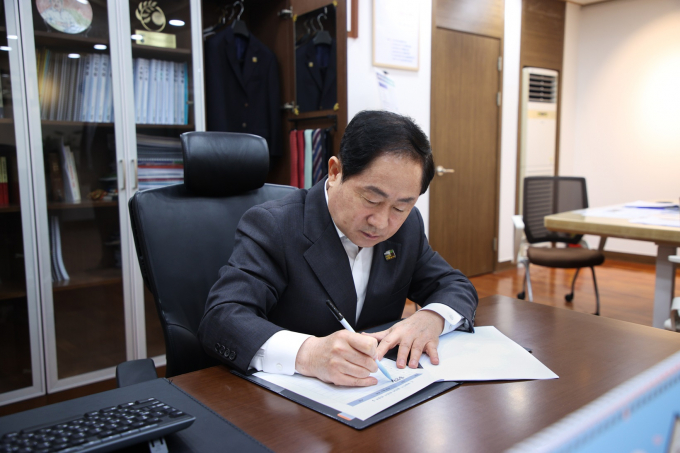 남양주시가 지난 2020년 10월 조안면 주민대표와 함께 상수원 규제 개선을 위한 헌법소원을 청구한 가운데, 신속한 심리 완료를 촉구하는 탄원서를 주광덕 시장이 제1호 서명을 하고 있다. /사진제공=남양주시