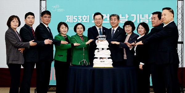 하병필 행정부시장이 7일 시청 대회의실에서 열린 '제53회 보건의날 기념식'에서 내빈들과 기념 케익을 자르고 있다. /사진제공=인천시
