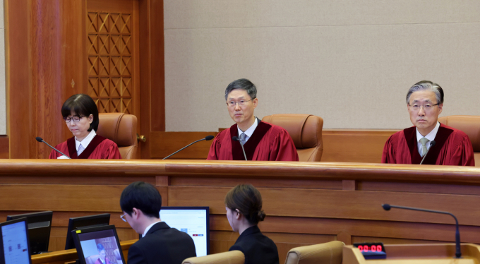 헌법재판소가 국회 측 서면 질의에 대한 회신에서 마은혁 헌법재판관 미임명 권한쟁의싶만 결정에 따른 처분 의무가 대통령 권한대행으로 복귀한 한덕수 권한대행에게도 이어진다고 밝혔다. 사진은 문형배 헌법재판소장 권한대행이 4일 서울 종로구 헌법재판소에서 열린 윤석열 대통령의 탄핵심판 선고 결정문을 낭독하고 있는 모습. /사진=뉴시스