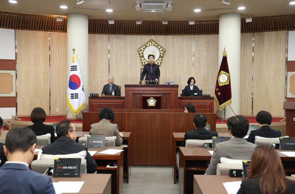 김운남 고양특례시의회 의장이 지난 7일 제293회 임시회 개최를 선언하고 있다. /사진제공=고양특레시의회