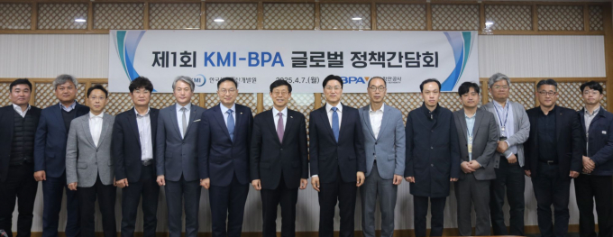 부산항만공사와 KMI 관계자들이 정책 간담회를 개최한 후 기념촬영을 하고 있다./사진=부산항만공사