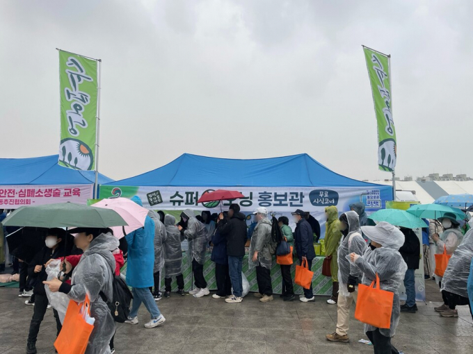 평택시가 이충레포츠공원 광장에서 열린 ‘2025 평택시민 건강걷기대회’에서 평택시의 농특산물 통합브랜드인 슈퍼오닝 농산물의 홍보를 진행하고 있다. /사진제공=평택시  