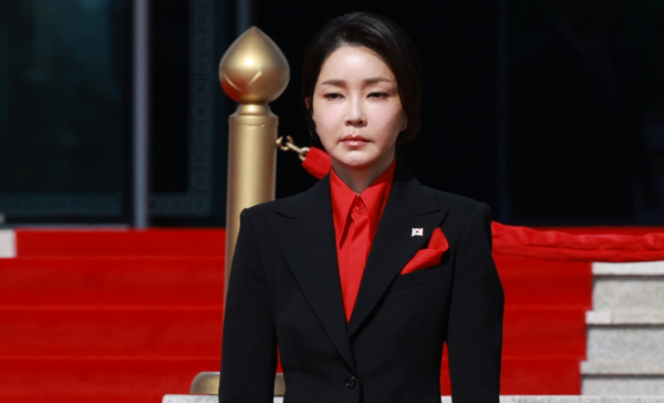 검찰이 '명태균 게이트'에서 불거진 공천 개입 의혹과 관련해 김건희 여사와 소환 조사 일정을 조율 중이다. 사진은 윤석열 전 대통령 부인 김건희 여사가 지난해 10월 서울 용산구 대통령실 청사에서 열린 국빈 방한 공식환영식에 참석한 모습. /사진=뉴시스