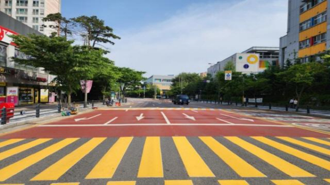 서농초등학교 앞 어린이보호구역에 조성된 노란색 횡단보도.  /사진제공= 용인특례시