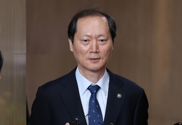 국회 법제사법위원회가 이완규 헌법재판관 후보자에 대한 긴급 현안 질의를 실시하는 가운데 윤석열 전 대통령 증인 채택을 추진한다. 사진은 헌법재판관 후보자로 지명된 이완규 법제처장이 8일 서울 종로구 정부서울청사에서 열린 국무회의를 마치고 취재진의 질문에 답하는 모습. /사진=뉴스1