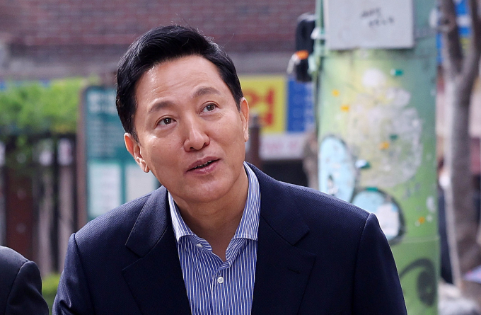오세훈 서울시장이 오는 13일 제21대 대통령 선거 출마를 공식 선언한다. 사진은 지난 8일 오세훈 서울시장이 서울 금천구의 한 공부방에서 열린 '서울런 간담회’에 참석하기 위해 이동하고 있는 모습. /사진=뉴스1
