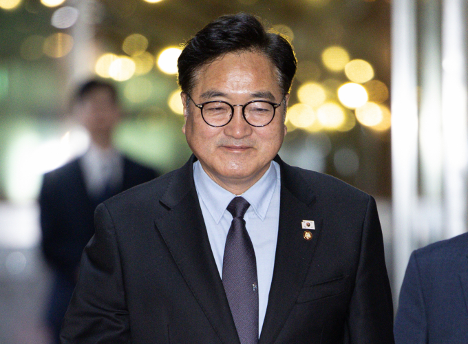 우원식 국회의장이 대선·개헌 동시 투표를 제안을 철회했다. 사진은 지난 8일 서울 여의도 국회 의장실로 출근 중인 우원식 국회의장의 모습. /사진=뉴스1 