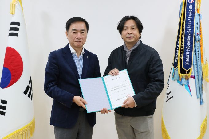 정장선 평택시장(왼쪽)이 9일 공개모집을 통해 이재원 총감독(오른쪽)을 선임해 위촉장을 수여하고 있다. /사진제공=평택시