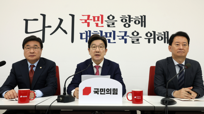 국민의힘이  9일 당 선관위 첫 회의를 열고 조기 대선을 치르기 위한 당 대선 후보 경선과 전당대회 일정을 발표했다. 사진은 권성동 국민의힘 원내대표가 9일 서울 여의도 국회에서 현안 기자간담회를 하고 있는 모습. /사진=뉴시스