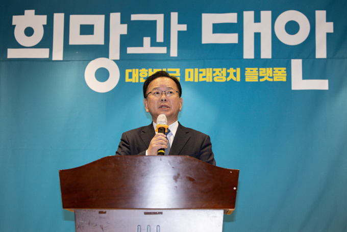 비명계 대선 후보로 알려진 김부겸 전 국무총리가 더불어민주당 대선 경선에 참여하지 않겠다는 의사를 밝히며 대선 불출마를 공식화했다. 사진은 지난 2월18일 경기도 광명시 일직동 광명역사컨벤션웨딩홀에서 열린 비명(비이재명)계 주도의 야권 대선주자 연대 플랫폼 '희망과 대안' 포럼 창립식에서 축사를 진행 중인 김부겸 전 국무총리의 모습. /사진=뉴스1
