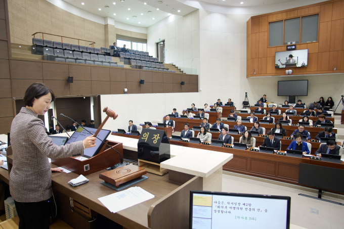 유진선 용인특례시의회 의장이 9일 본회의장에서 제292회 임시회 개회식과 제1차 본회의 개회를 알리는 의사봉을 두드리고 있다. /사진제공=용인특례시의회