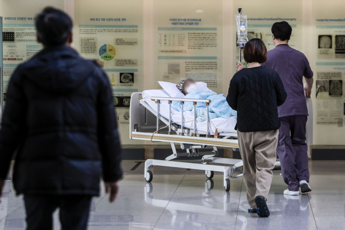 보건복지부가 수도권 병상 쏠림 완화를 위해 병상 과잉 공급 지역의 병상 신설을 제한하는 병상 수급 관리 계획을 발표했다. 사진은 서울시내 한 대학병원에서 환자와 의료진이 이동하고 있는 모습. /사진=뉴시스