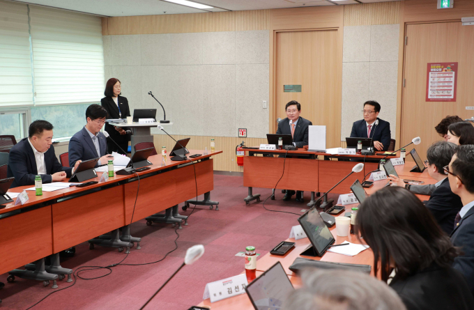 이상일 용인특례시장과 탄소중립녹색성장위원들이 참석한 가운데 지난 9일 시청 컨퍼런스룸에서 제1회 2050 탄소중립녹색성장위원회를 열고 있다. /사진제공=용인특례시