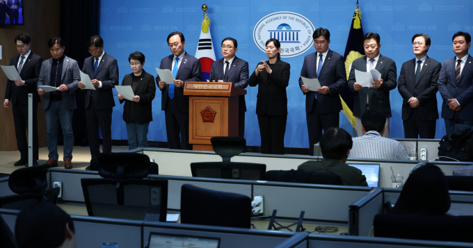 국회입법조사처가 10일 권한대행의 대통령 몫 헌법재판관 임명이 위헌·위법이라는 조사결과를 국회에 제출했다. 사진은 더불어민주당 초선의원들이 지난 9일 국회 소통관에서 한덕수 대통령 권한대행 국무총리의 헌법재판관 후보자 지명 철회를 촉구하는 모습. /사진=뉴스1