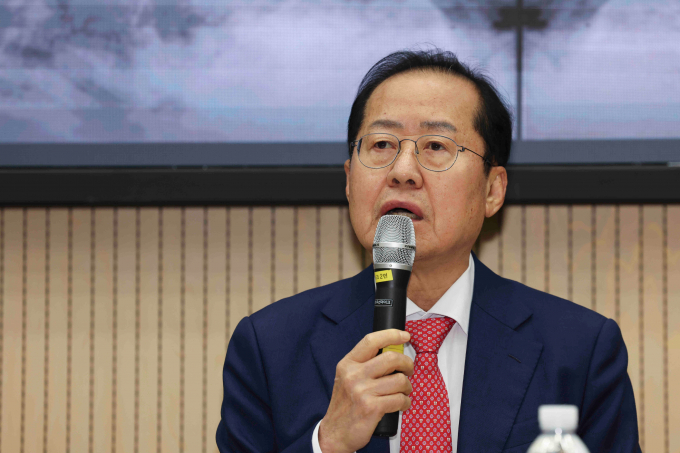 홍준표 대구시장이 퇴임 연설에서 대한민국을 구하기 위해 자신의 30년 정치 인생을 걸겠다고 말했다. 사진은 홍 시장이 지난달 19일 서울시 관악구 서울대학교 사회과학대학에서 '한국 정치의 미래를 묻다’를 주제로 강연하는 모습. /사진=뉴시스