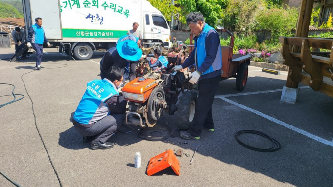 산청군이 산불 피해 농업인을 대상으로 농기계 무상 수리, 임대 지원에 나섰다./사진=산청군 